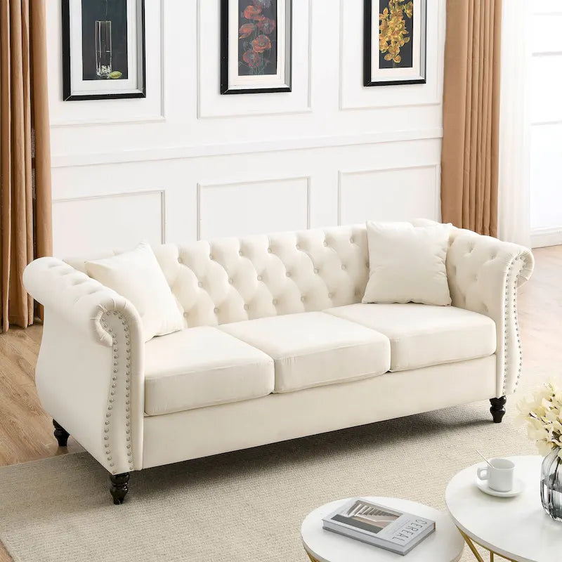Canapé Chesterfield 3 places en velours beige avec accoudoirs roulés, garniture cloutée et 2 coussins