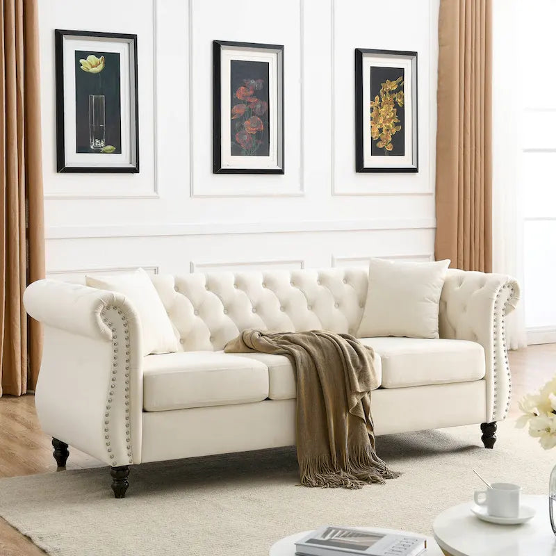 Canapé Chesterfield 3 places en velours beige avec accoudoirs roulés, garniture cloutée et 2 coussins