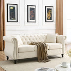 Canapé Chesterfield 3 places en velours beige avec accoudoirs roulés, garniture cloutée et 2 coussins
