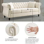 Canapé Chesterfield 3 places en velours beige avec accoudoirs roulés, garniture cloutée et 2 coussins