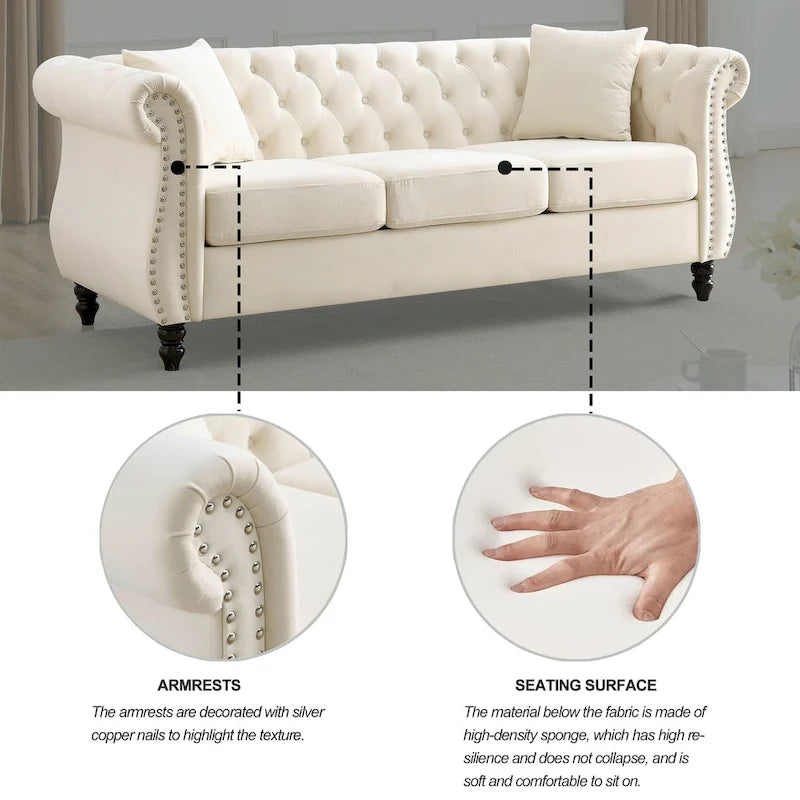 Canapé Chesterfield 3 places en velours beige avec accoudoirs roulés, garniture cloutée et 2 coussins