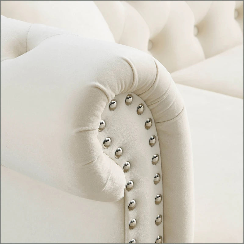Canapé Chesterfield 3 places en velours beige avec accoudoirs roulés, garniture cloutée et 2 coussins