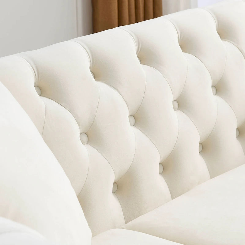 Canapé Chesterfield 3 places en velours beige avec accoudoirs roulés, garniture cloutée et 2 coussins