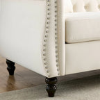 Canapé Chesterfield 3 places en velours beige avec accoudoirs roulés, garniture cloutée et 2 coussins