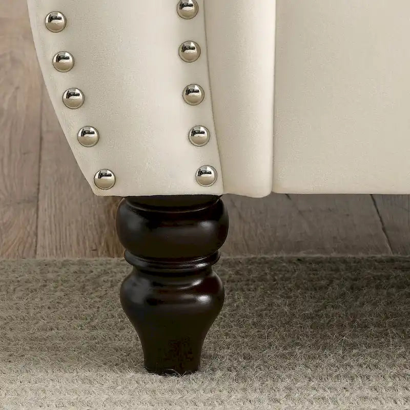 Canapé Chesterfield 3 places en velours beige avec accoudoirs roulés, garniture cloutée et 2 coussins