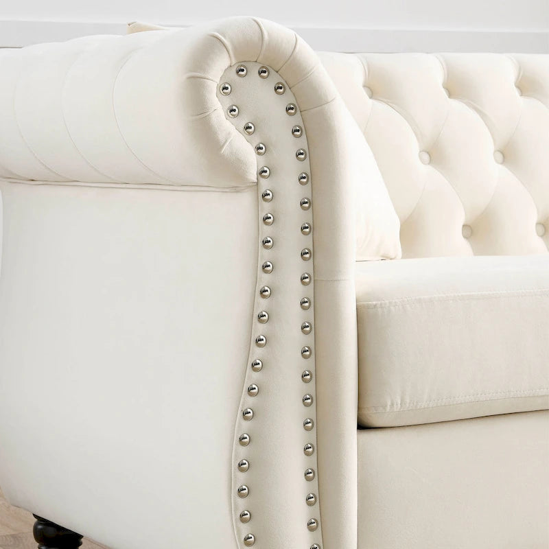 Canapé Chesterfield 3 places en velours beige avec accoudoirs roulés, garniture cloutée et 2 coussins