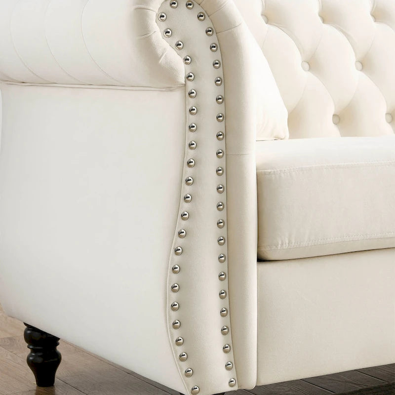 Canapé Chesterfield 3 places en velours beige avec accoudoirs roulés, garniture cloutée et 2 coussins