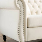 Canapé Chesterfield 3 places en velours beige avec accoudoirs roulés, garniture cloutée et 2 coussins