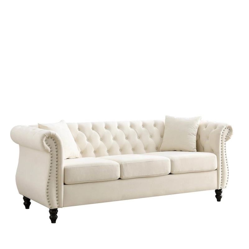 Canapé Chesterfield 3 places en velours beige avec accoudoirs roulés, garniture cloutée et 2 coussins
