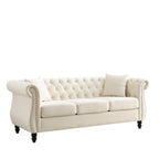 Canapé Chesterfield 3 places en velours beige avec accoudoirs roulés, garniture cloutée et 2 coussins