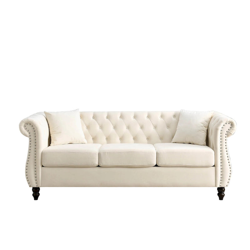 Canapé Chesterfield 3 places en velours beige avec accoudoirs roulés, garniture cloutée et 2 coussins