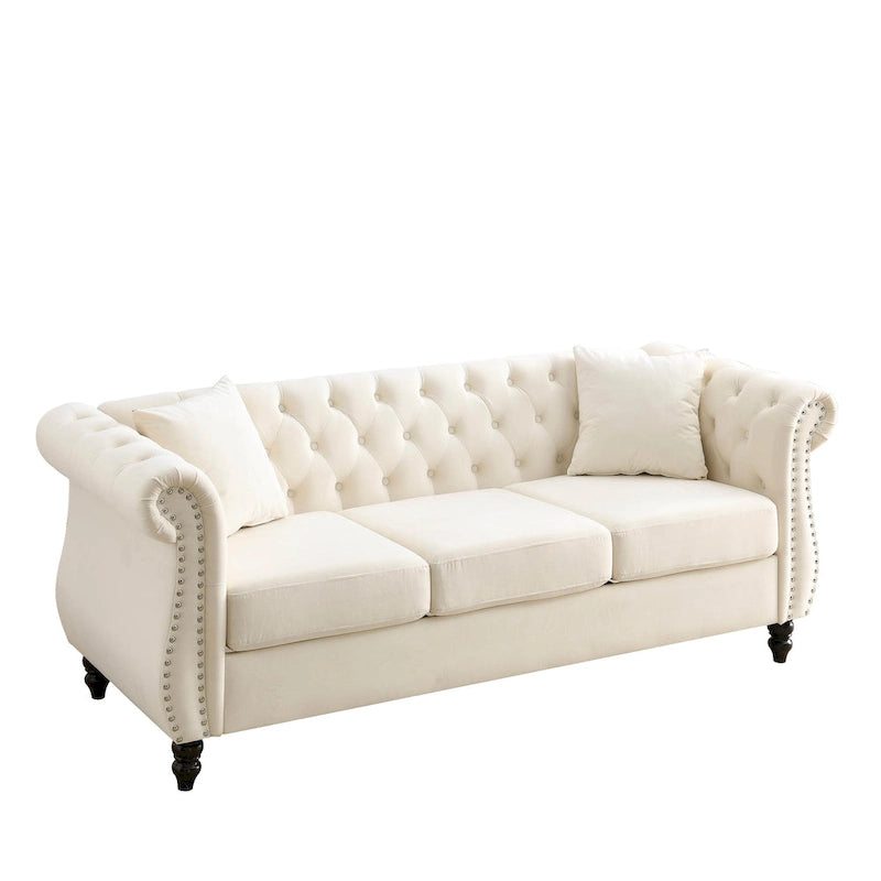 Canapé Chesterfield 3 places en velours beige avec accoudoirs roulés, garniture cloutée et 2 coussins
