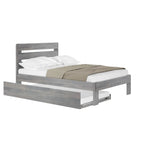 Lit double de ferme à planches et poutres avec tête de lit en planches et lit gigogne