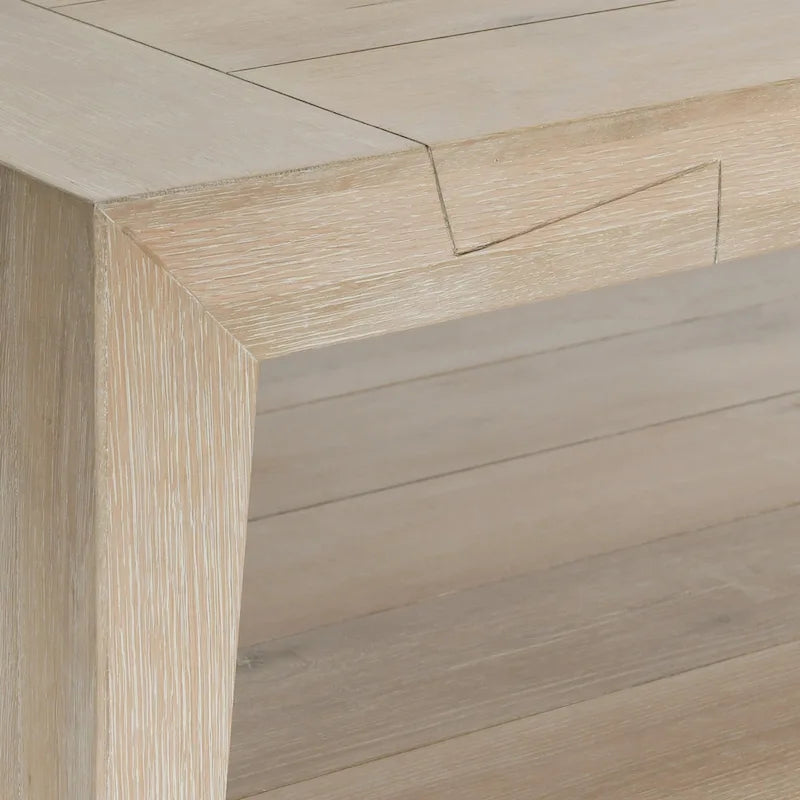 Table basse en chêne rustique avec des accents en queue d'aronde
