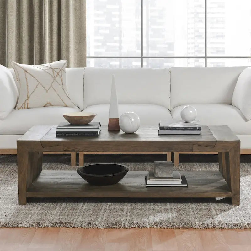 Table basse en chêne rustique avec des accents en queue d'aronde