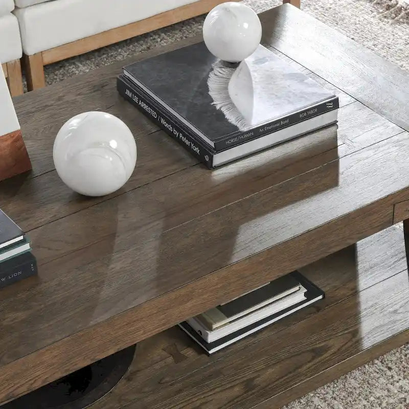 Table basse en chêne rustique avec des accents en queue d'aronde